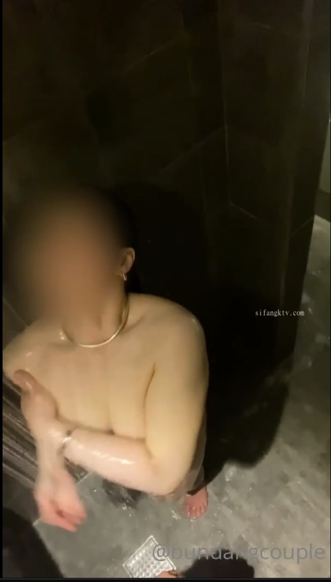 开车别玩手机_啪啪双飞两个妹子都很好看，两个一起干价格还便宜300元